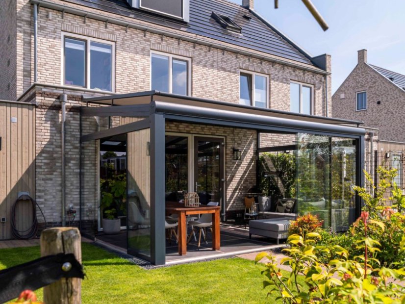 Pergola RAL 7016 s boční výplní, posuvnými stěnami