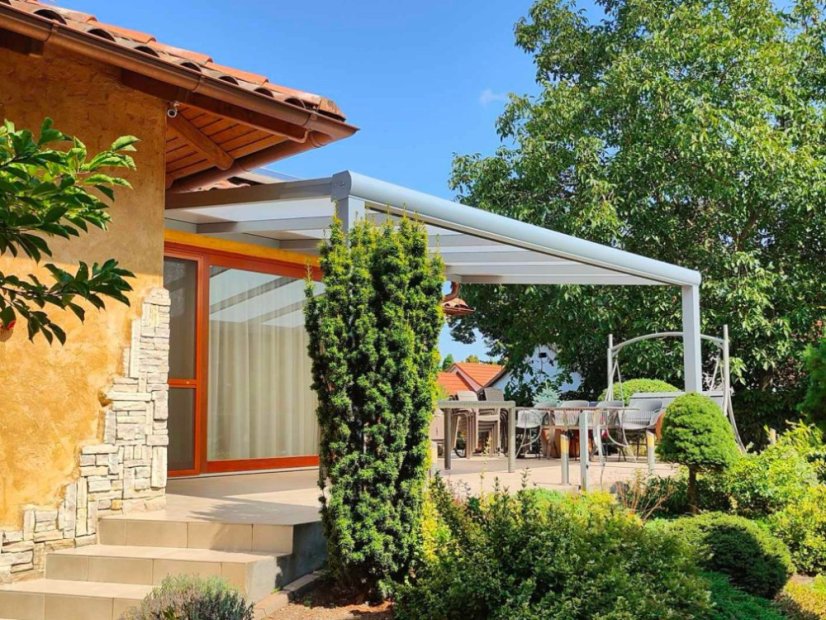 Pergola RAL 7001 v základním provedení s opálovým polykarbonátem