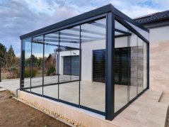 Pergola RAL 7016 s bočnou výplňou, posuvnými stenami a opálovým polykarbonátom