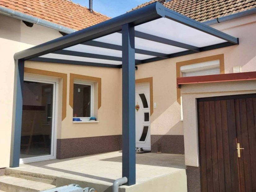 Pergola RAL 7016 v základním provedení s opálovým polykarbonátem