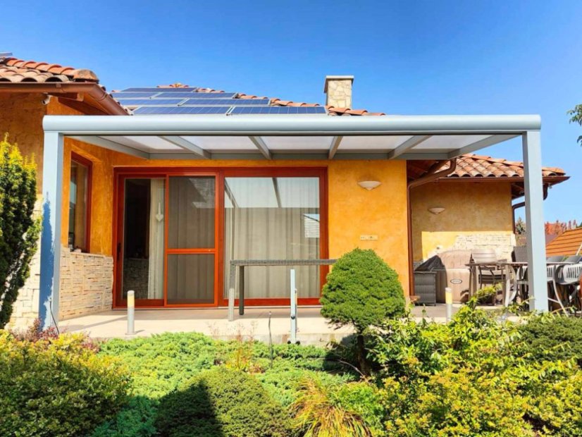 Pergola RAL 7001 v základním provedení s opálovým polykarbonátem