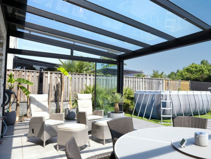 Pergola RAL 9005 s boční výplní, posuvnými stěnami a LED osvětlením