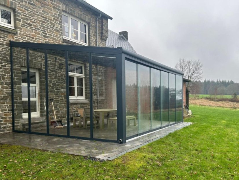 Pergola RAL 7016 s bočnými stenami a posuvnými dverami