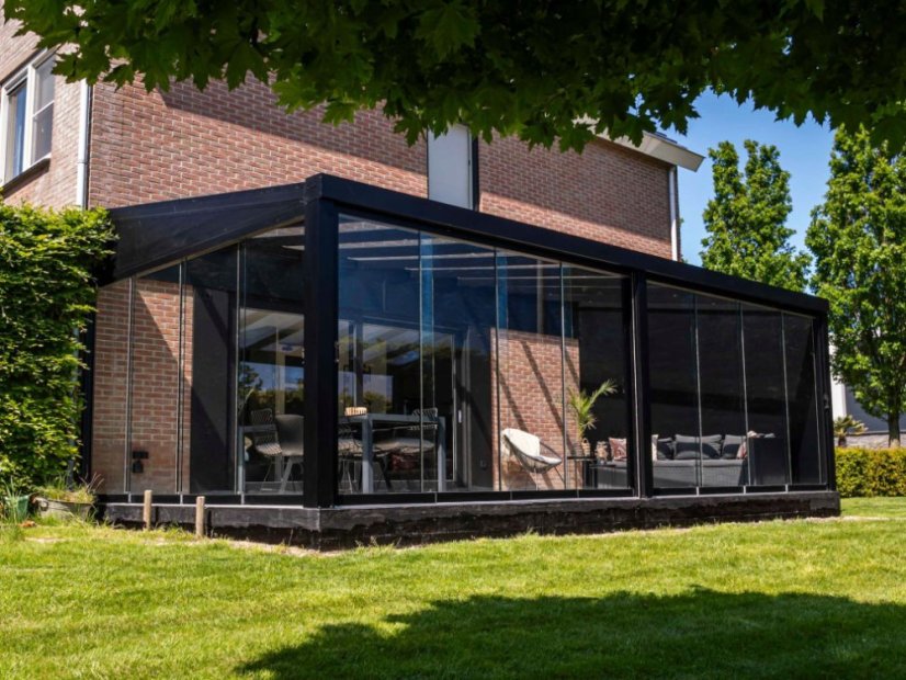 Pergola RAL 9005 s boční výplní, posuvnými stěnami a LED osvětlením