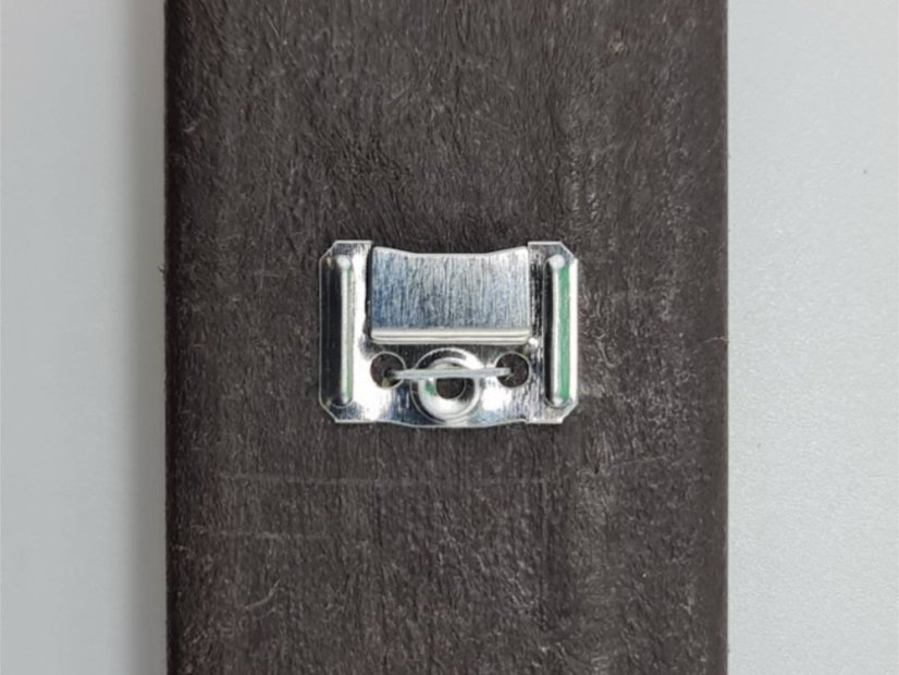 Clip de montaje para revestimiento de plástico