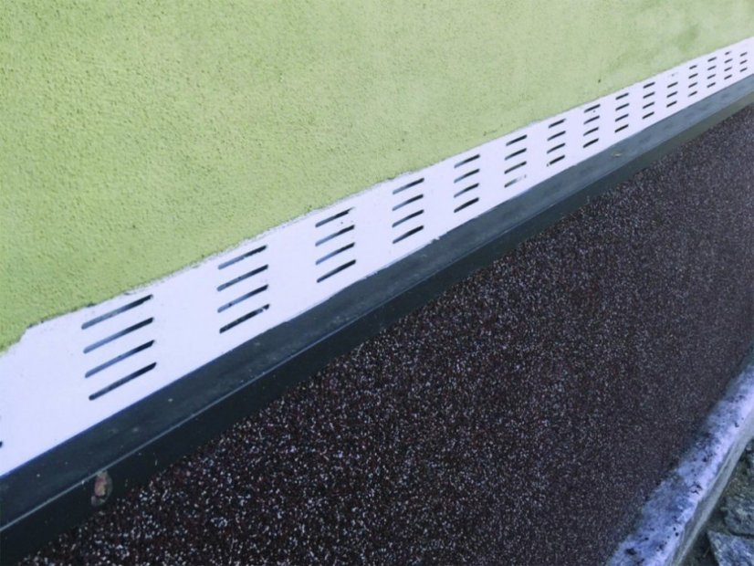 Belső szellőzőprofil nedves falazathoz - Méret: 70 x 14 x 2000 mm