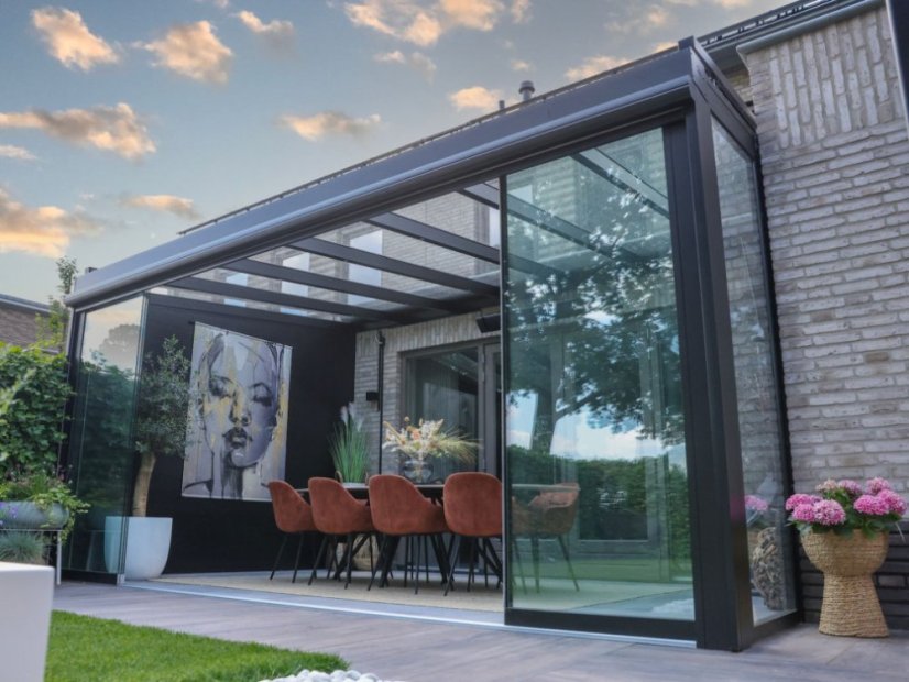 Pergola RAL 7016 s posuvnými dvěřmi, stěnou a LED osvětlením