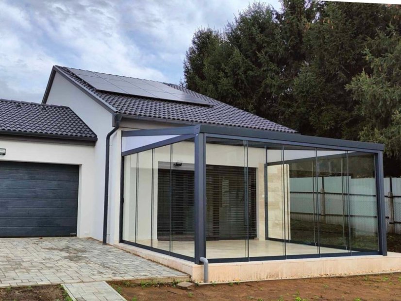 Pergola RAL 7016 s bočnou výplňou, posuvnými stenami a opálovým polykarbonátom