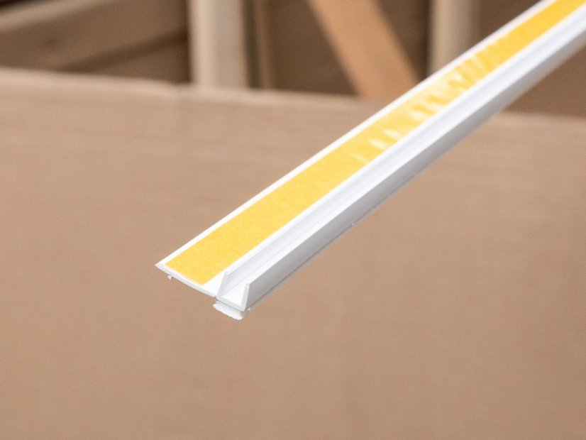 Začisťovací okenný profil APU