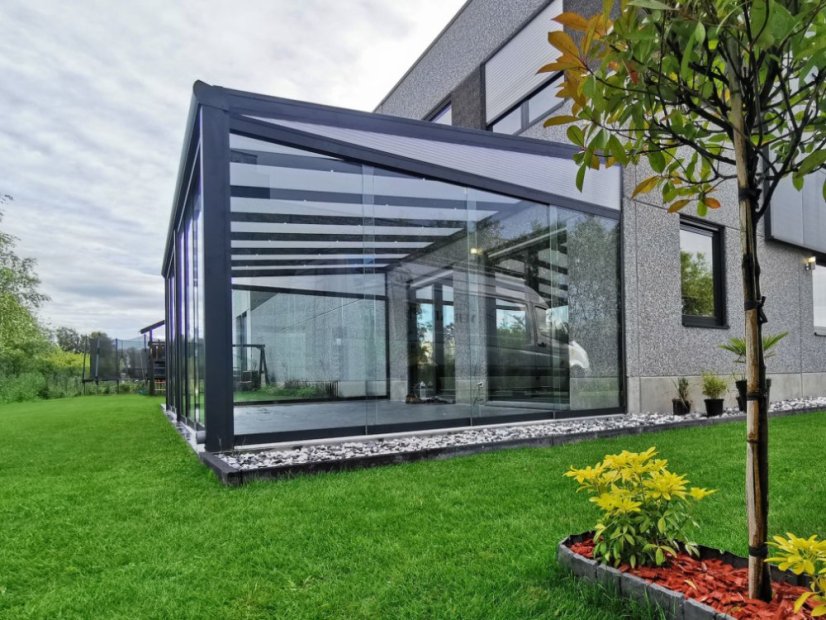 Pergola RAL 7016 s posuvnými stenami, bočnou výplňou, LED osvetlením a opálovým polykarbonátom
