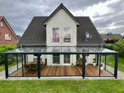 Pergola RAL 7016 s bočními stěnami a posuvnými dveřmi