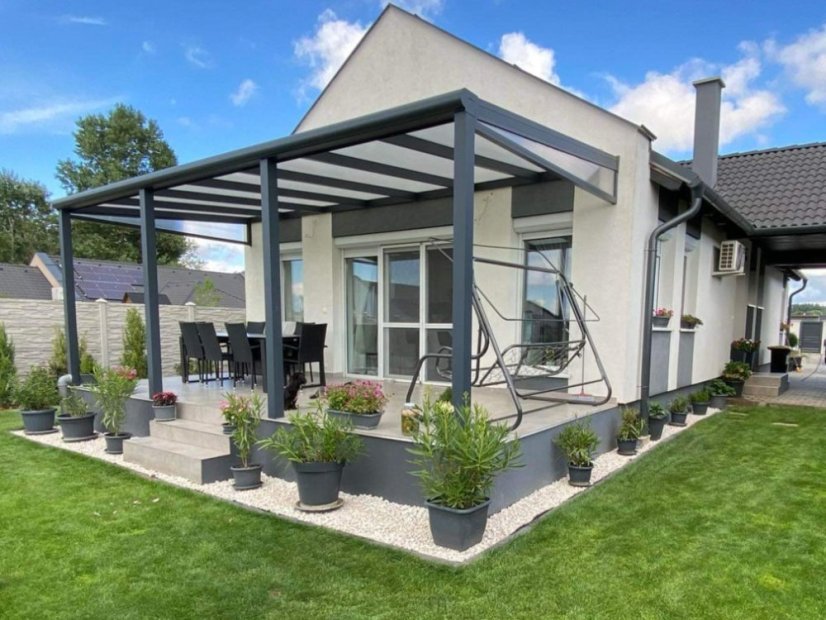 Pergola RAL 7016 s bočnou výplňou