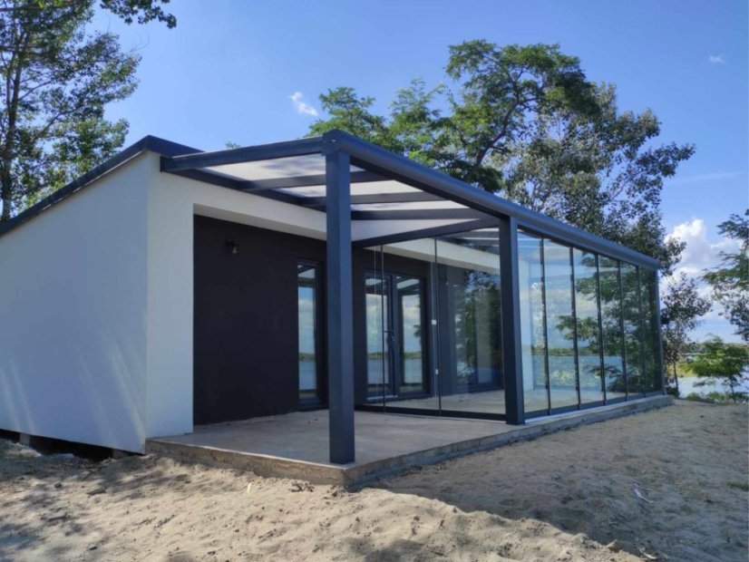 Pergola RAL 7016 s bočnou výplňou, bočnými stenami a posuvnými dverami