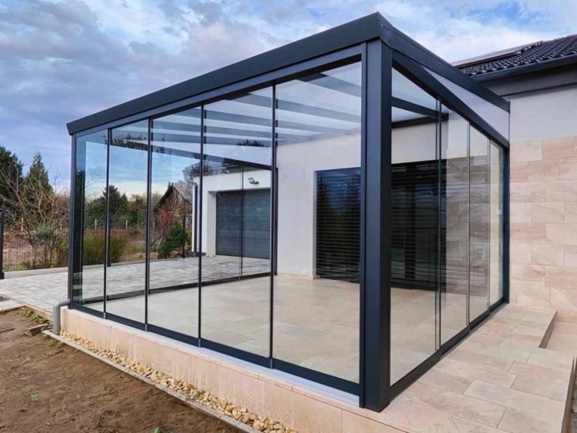 Pergola RAL 7016 s bočnou výplňou, posuvnými stenami a opálovým polykarbonátom