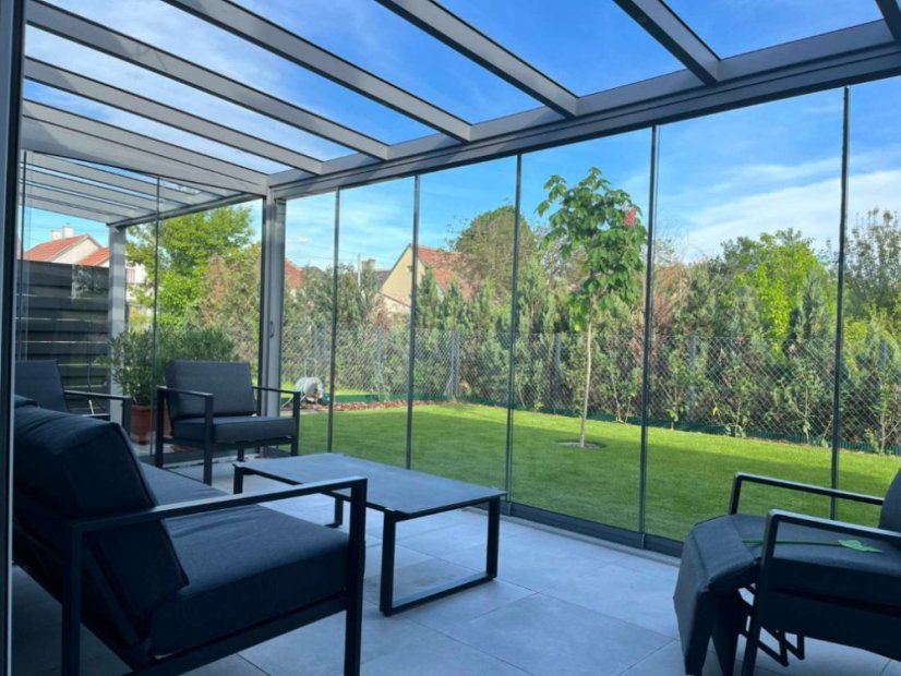 Pergola RAL 7016 s boční výplní, posuvnými stěnami a LED osvětlením