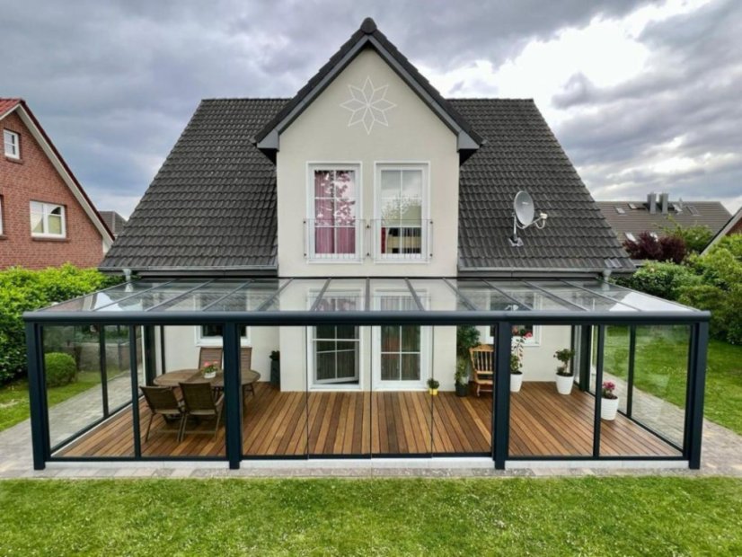 Pergola RAL 7016 s bočními stěnami a posuvnými dveřmi