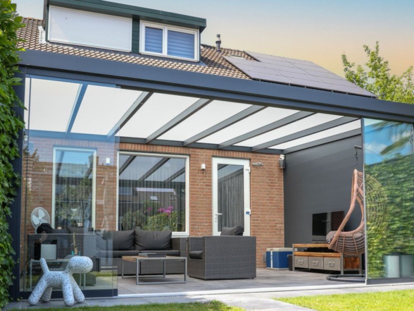 Pergola RAL 7016 s posuvnými dverami, stenou, LED osvetlením a opálovým polykarbonátom