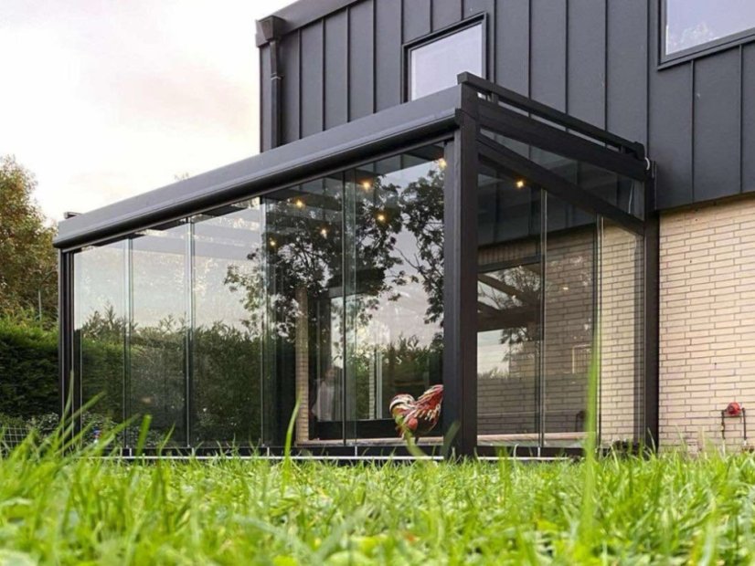 Pergola RAL 9005 s boční výplní a posuvnými stěnami
