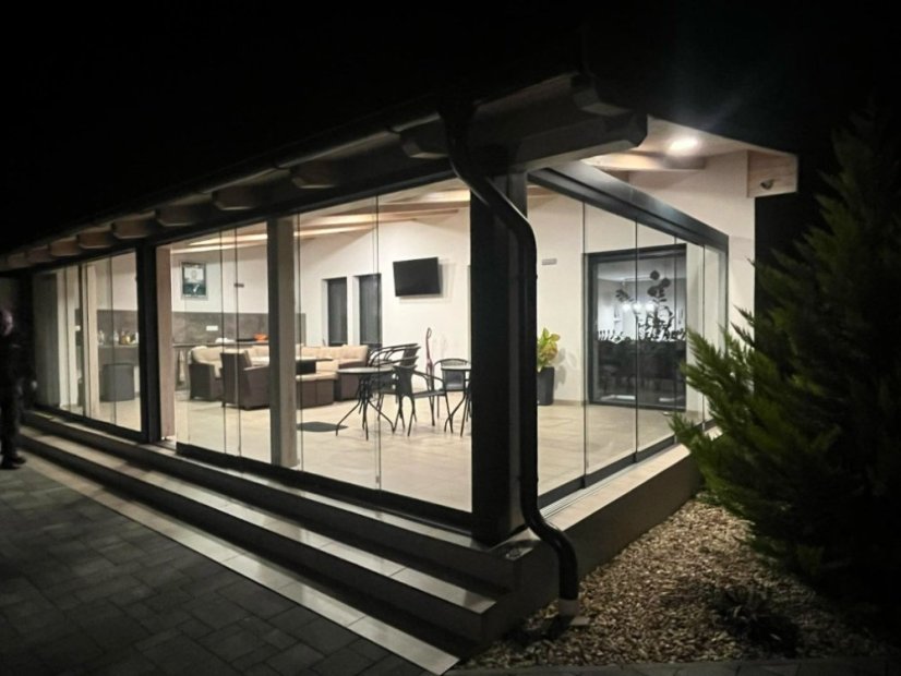 Pergola RAL 7016 s posuvnými stěnami