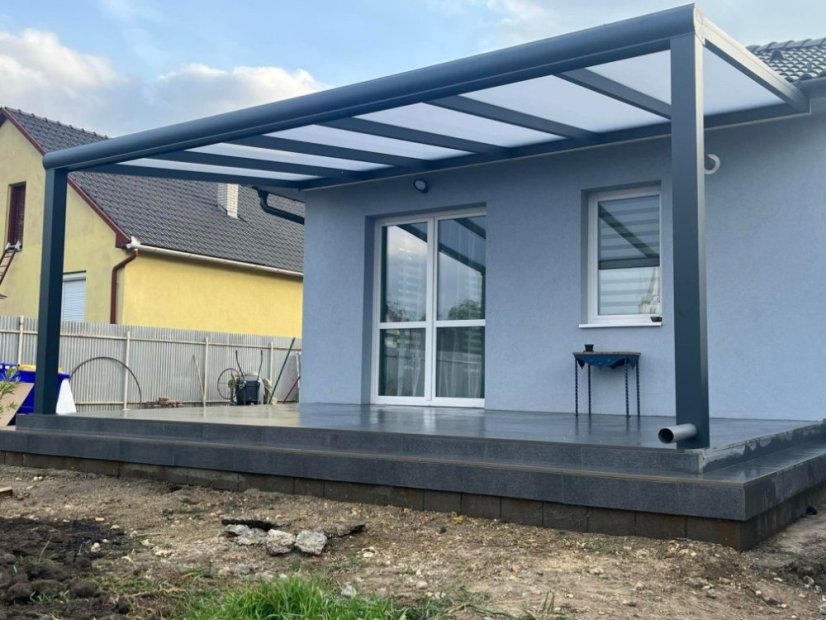 Pergola RAL 7016 v základním provedení s opálovým polykarbonátem